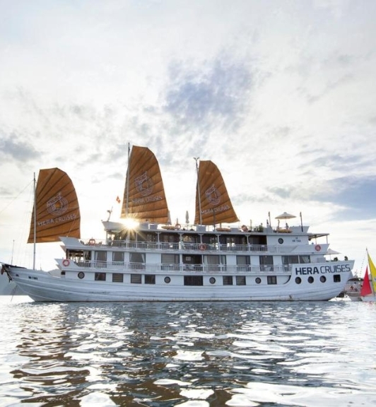 Hera Grand Luxury Cruise Boat In Halong Bay 