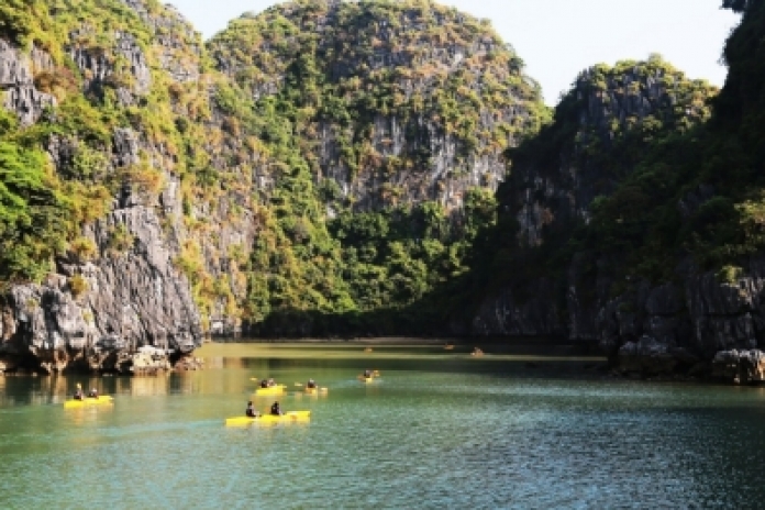 Hanoi - Bai Tu Long Bay - Thien Canh Son Cave (-,L,D)