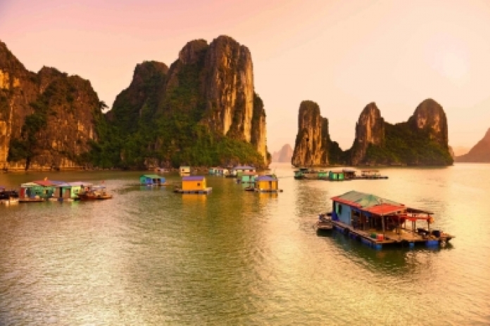 7 Hours explore Halong Bay - Tien Ong Cave - Cua Van Fishing Village (-,L,-)