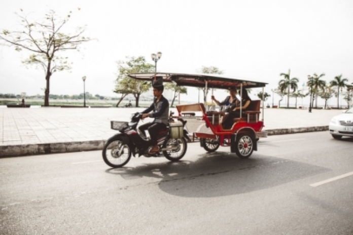 Phnom Penh - Disembarkation (B)