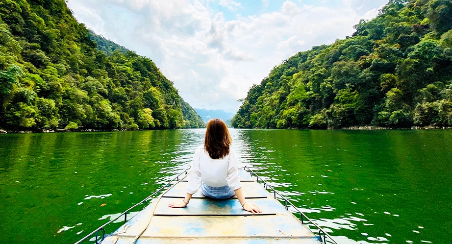 Ba Bể Lake cruise by sampan