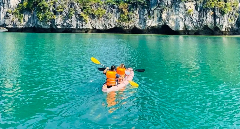 Kayaking in Lan Ha Bay