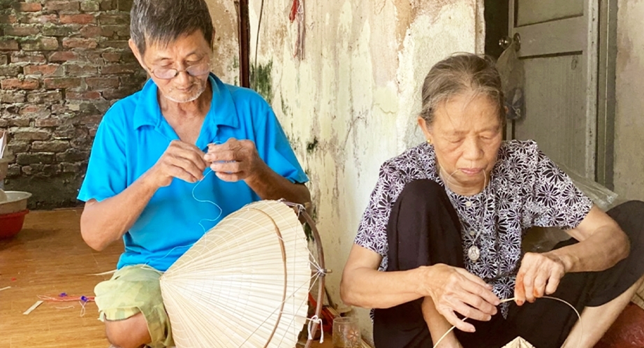 Chuông for conical hats village