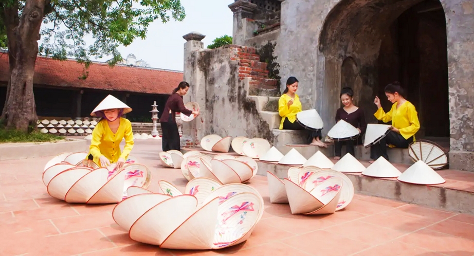 Chuông for conical hats village