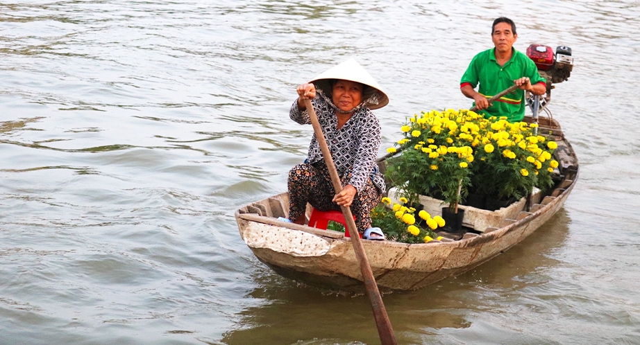 Sampan cruise in Mekong River