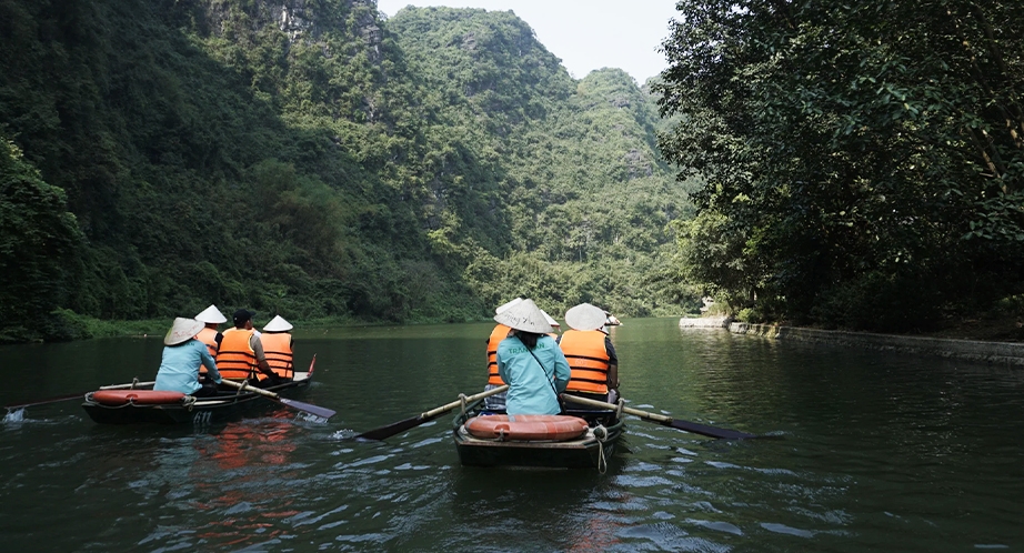 Sampan cruise in Thung Nham (Ninh Binh)