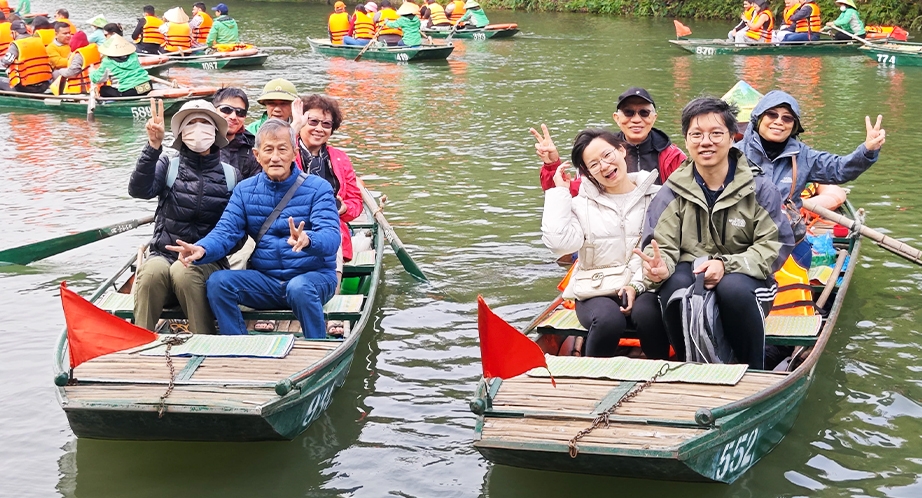 Sampan cruise in Trang An (Ninh Binh)