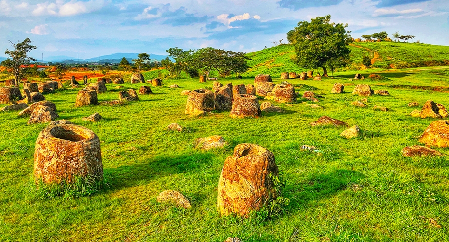 Plain of jars (Xieng Khoang)