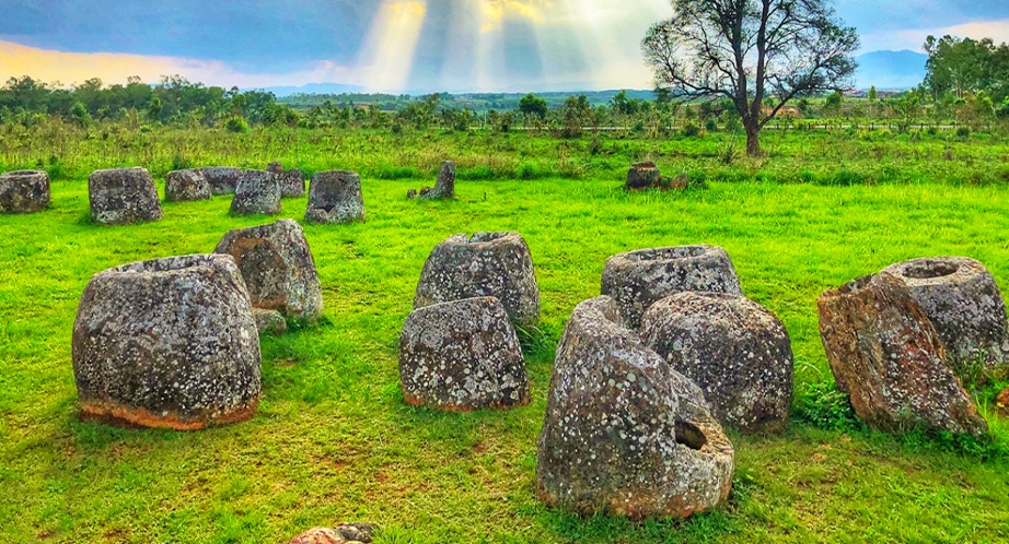 Plain of jars (Xieng Khoang)