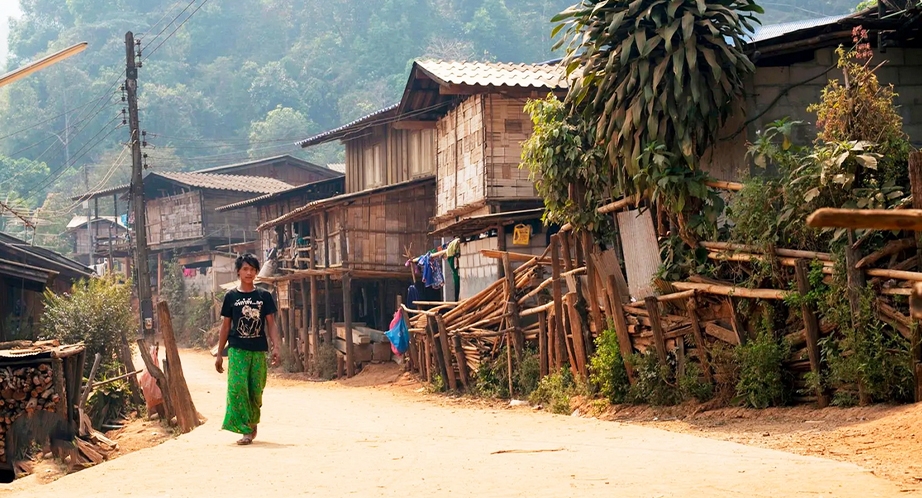 Trekking to Lahu hill tribe village