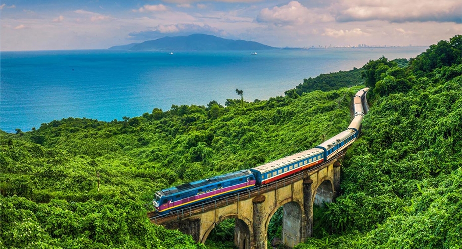 Hai Van Pass between Hue and Da Nang