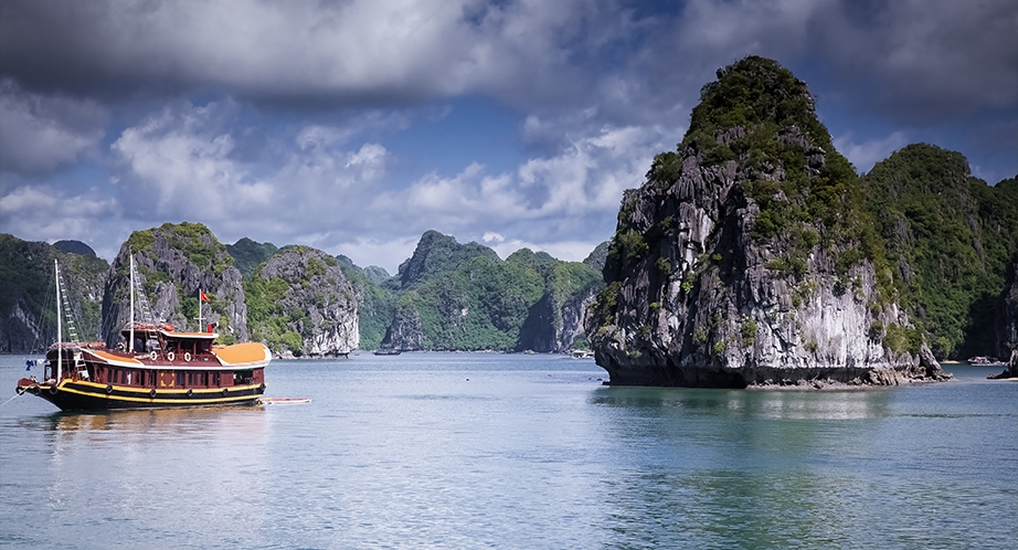 922-bai-tu-long-bay-vietnam