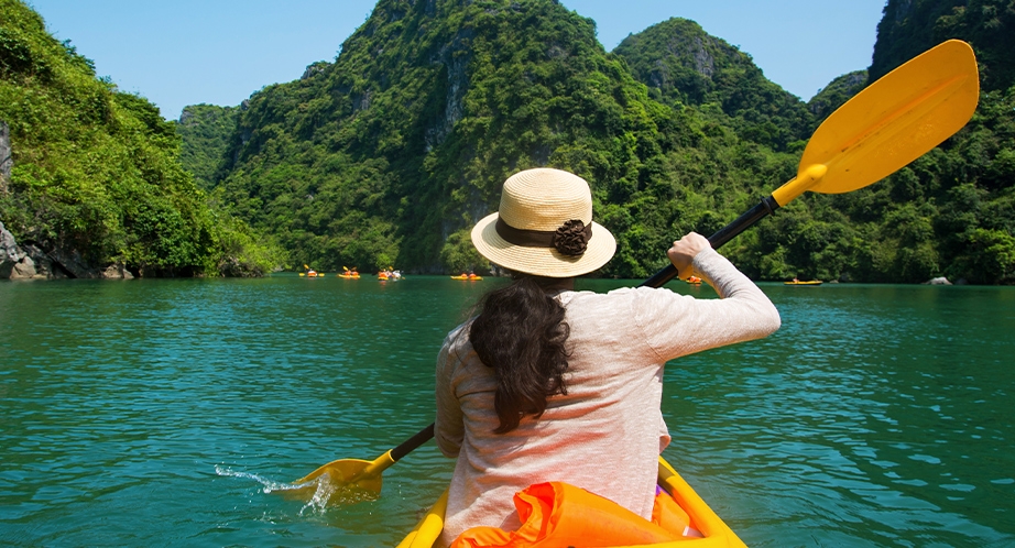 922-halong-kayaking