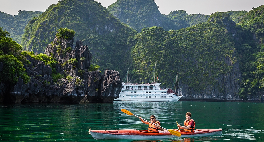 922-kayaking-halong