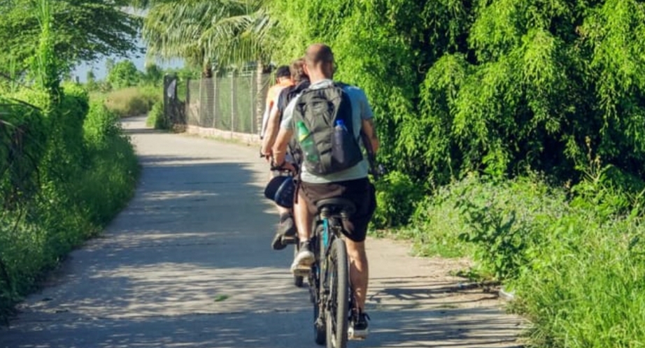 922-cycling-in-ben-tre