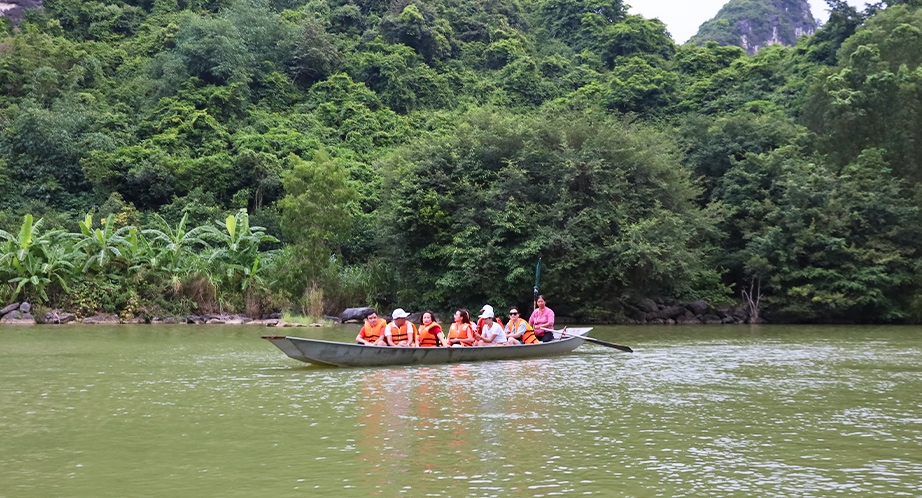 Sampan cruise in Thung Nham (Ninh Binh)