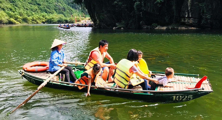 Sampan Cruise in Thung Nham (Ninh Binh)