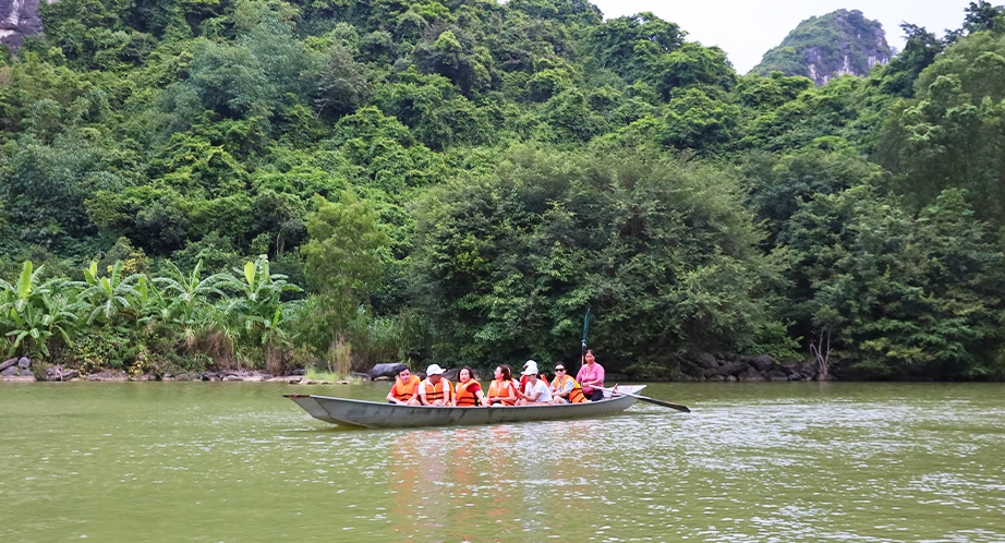 Sampan cruise in Thung Nham (Ninh Binh)