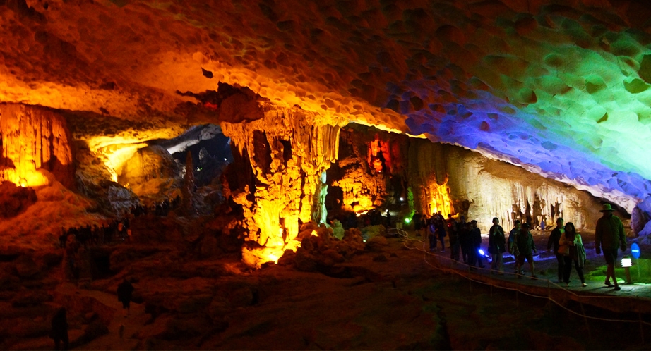 Surprise Cave (Sửng Sốt cave) in Halong Bay