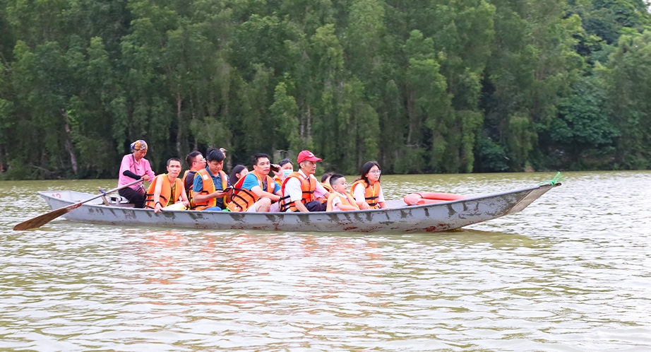 Sampan cruise in Thung Nham (Ninh Binh)