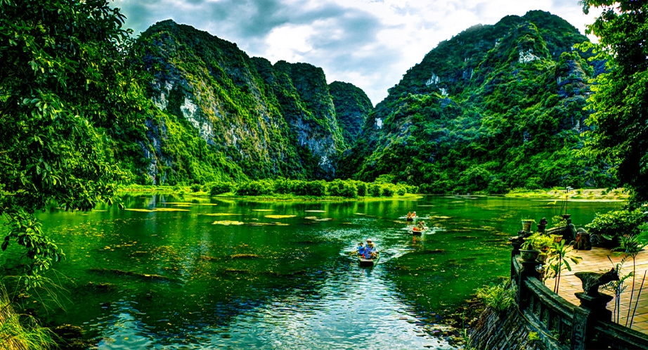 Sampan cruise in Tam Coc (Ninh Binh)