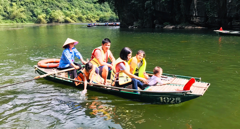 Sampan cruise in Trang An (Ninh Binh)