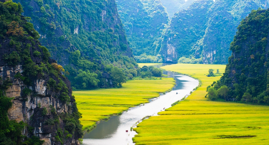 Sampan cruise in Tam Coc (Ninh Binh)