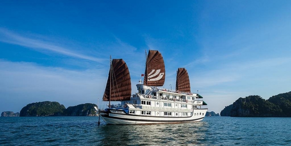 Bhaya Classic junk cruise in Halong Bay