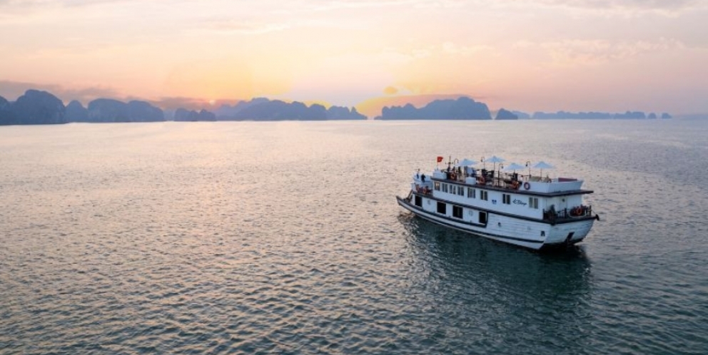 The cruise sails in Halong Bay 