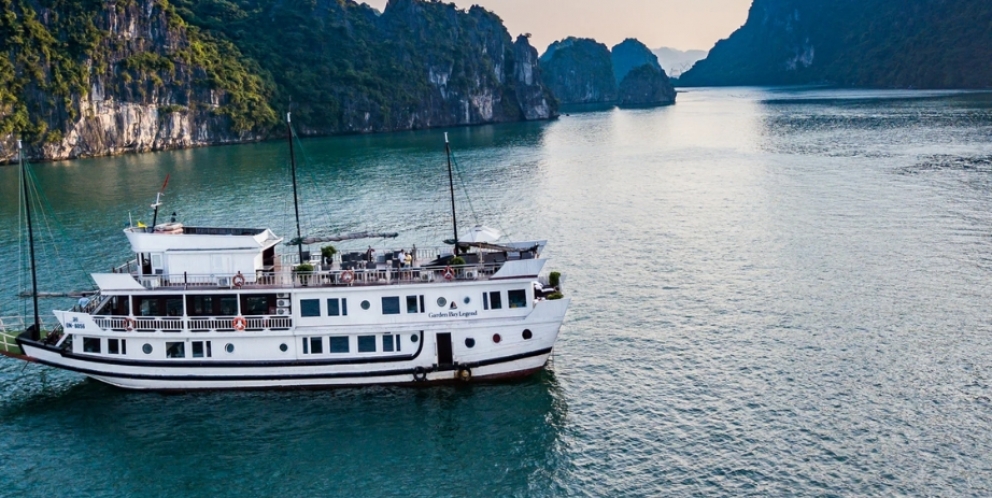 Garden Bay Legend cruise sails through Bai Tu Long bay