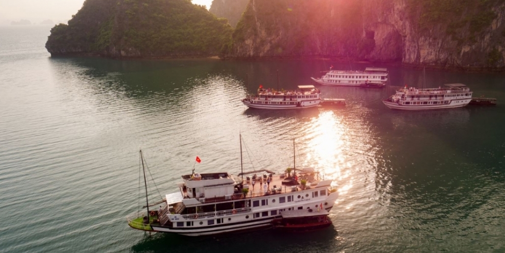 Garden Bay Classic cruise sails through Bai Tu Long bay 