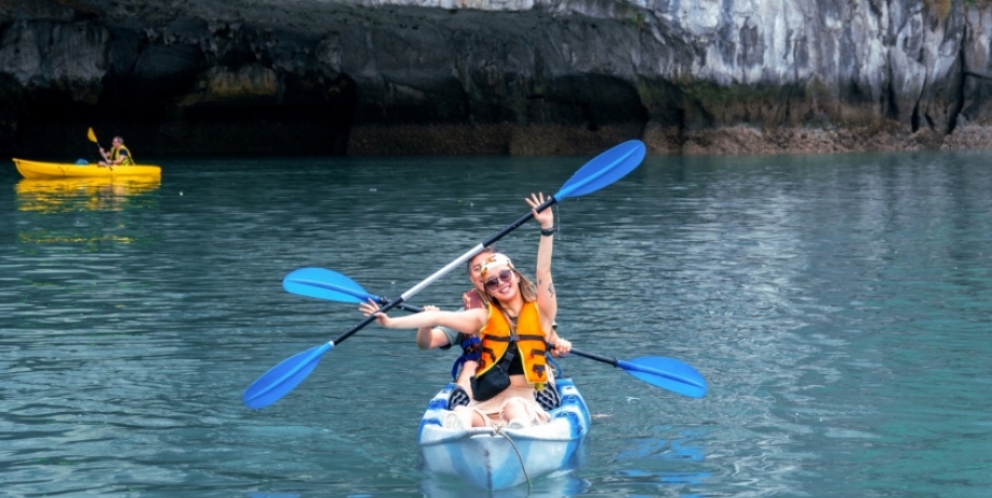 Kayak in Halong Bay 