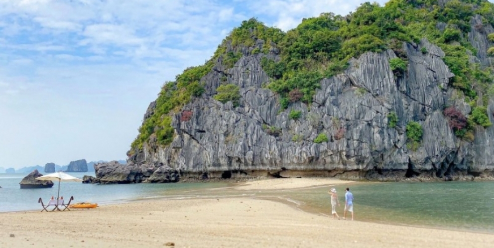 Pristine beach in Cong Dam 