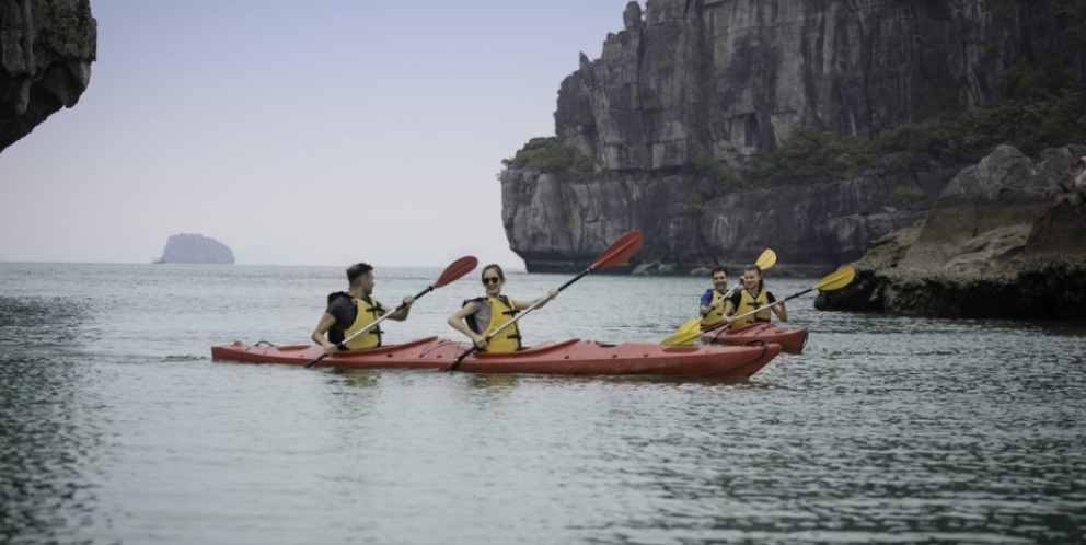 Kayaking on Bai Tu Long bay