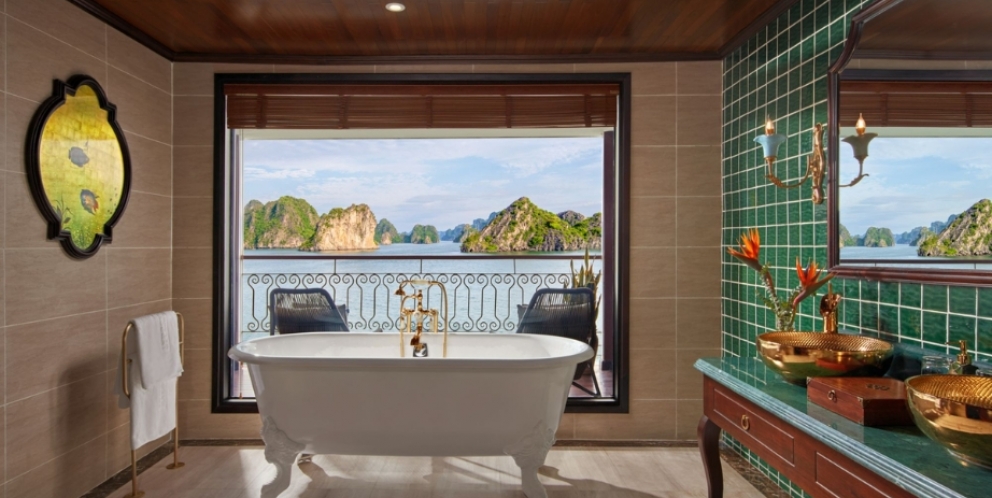 Relax in bathroom with ocean view