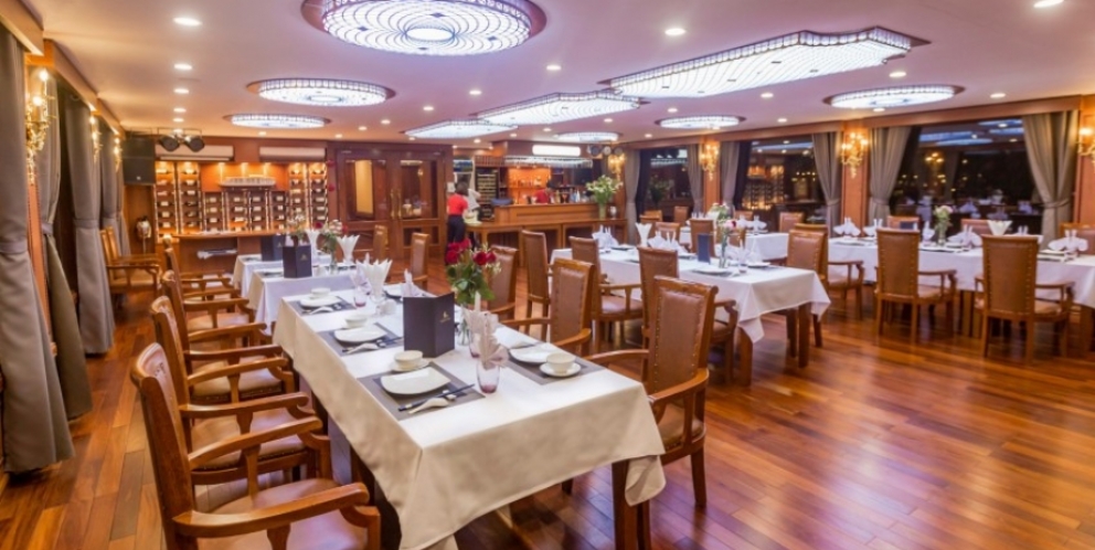 Elegante restaurant onboard