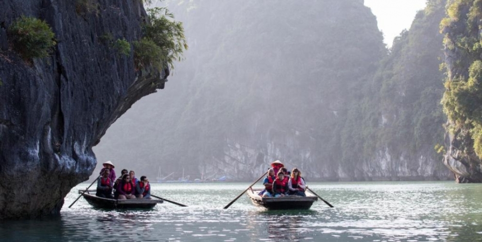 Kayaking Bai Tu Long bay