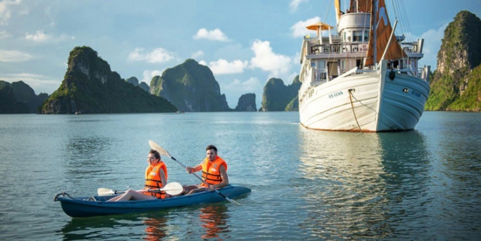 Kayaking on Halong bay 