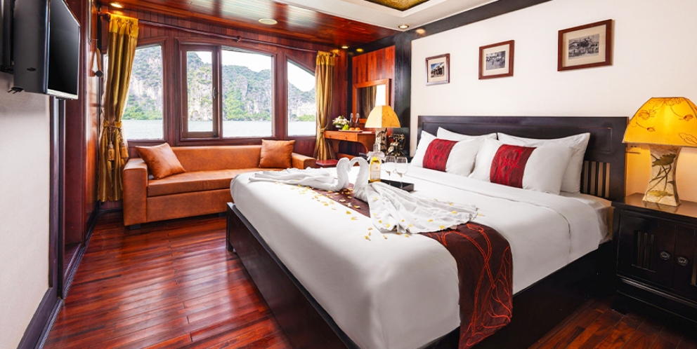 Honey-moon-double-room-Valentine-junk-Halong