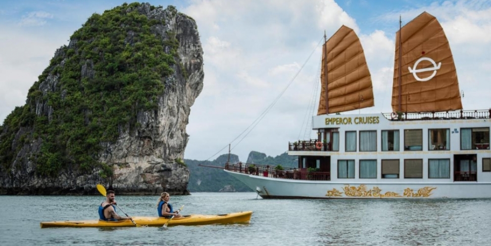 Kayaking on Halong Bay 