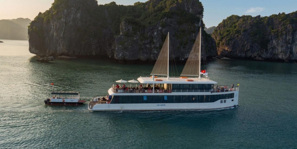 Jadesails cruise sails through Halong bay - Lan Ha Bay