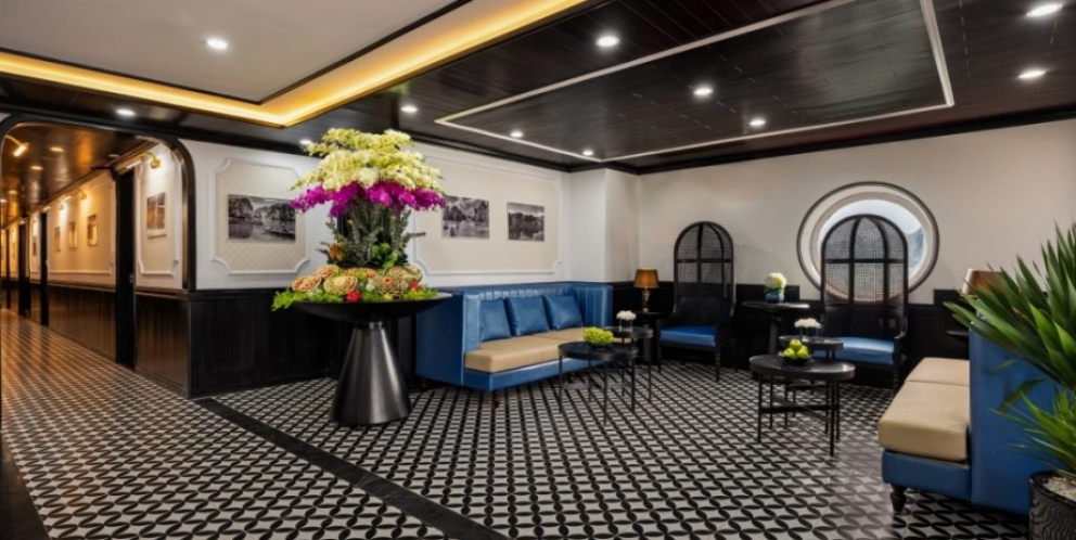 La Casta Cruise reception area