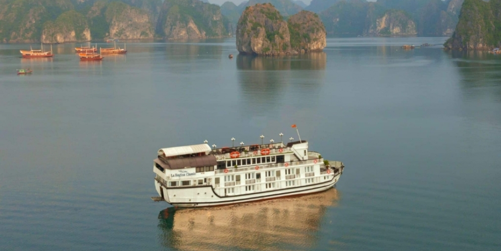 La Regina Classic cruise in Bai Tu Long bay 