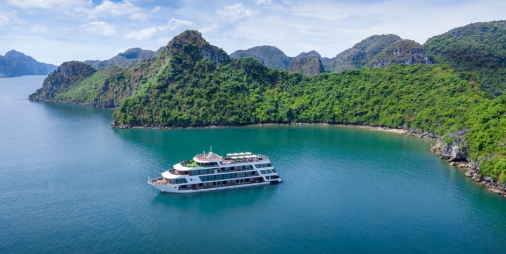 Le Theatre Cruise through Cat Ba island 