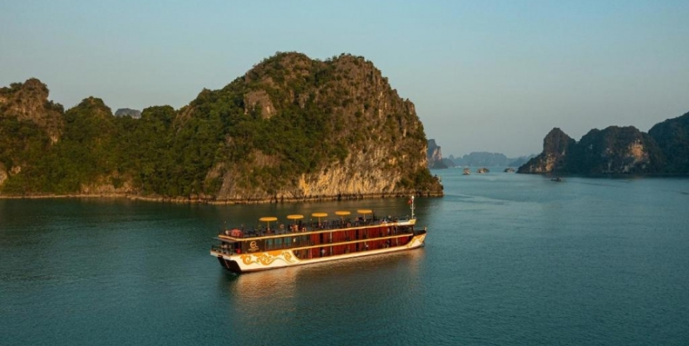 Cruise sail through Lan Ha Bay 