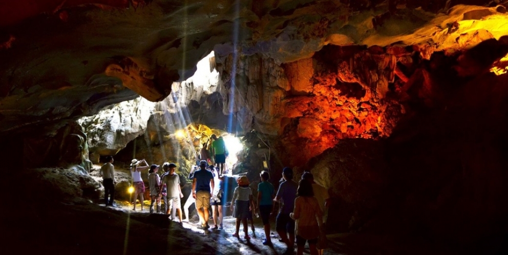 Explore Thien Canh Son cave