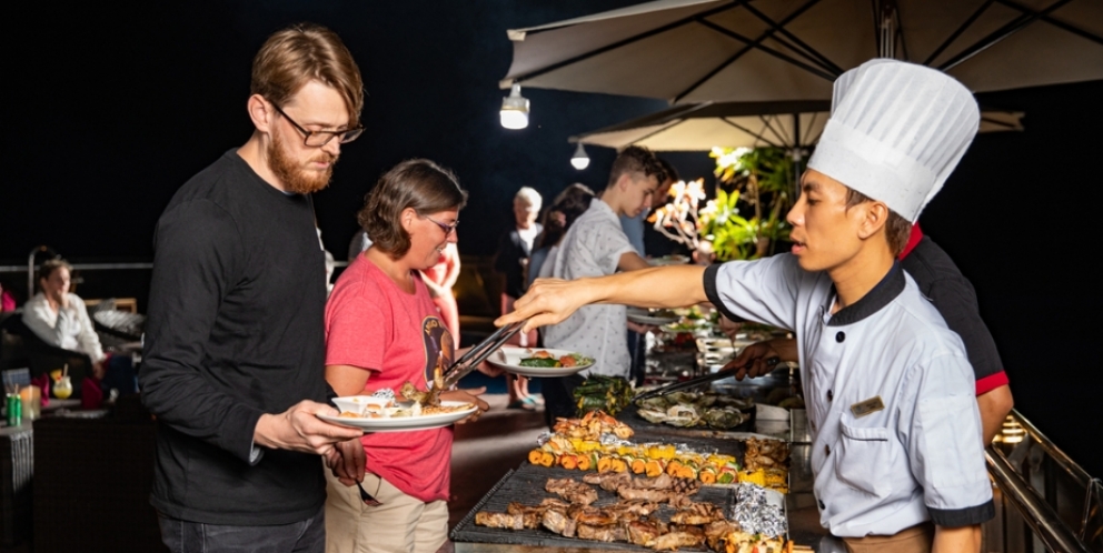 Enjoy cuisine on boat 