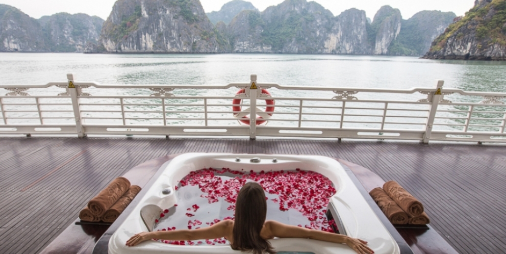 Relax in jacuzzi bathtub 