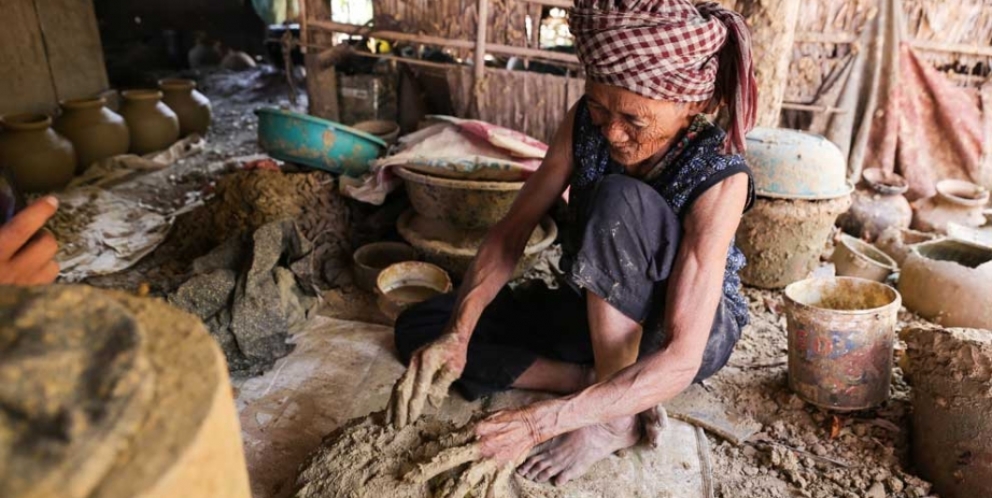 Visit traditional pottery-making village