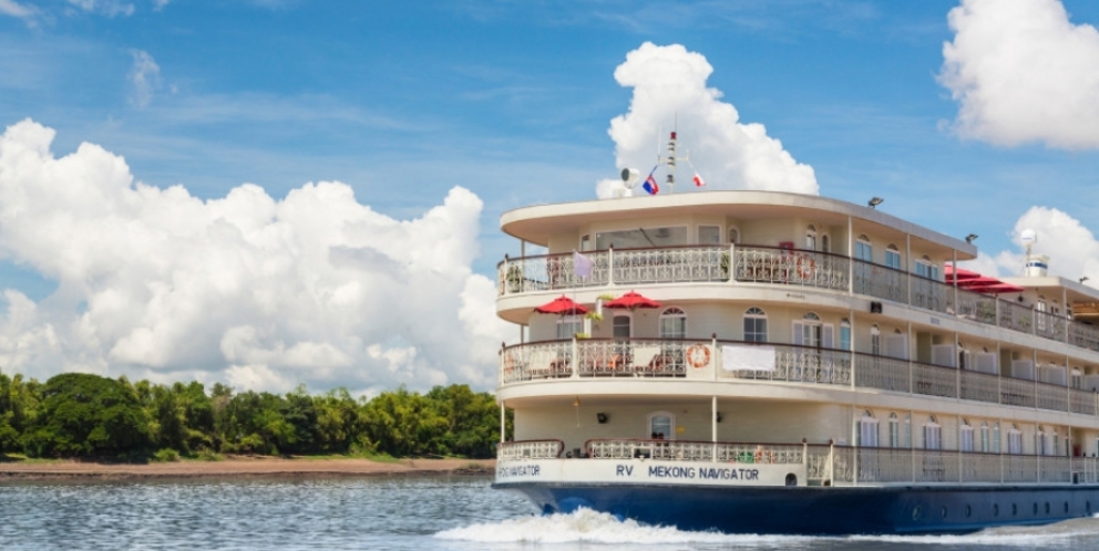 Scenic cruise boat 